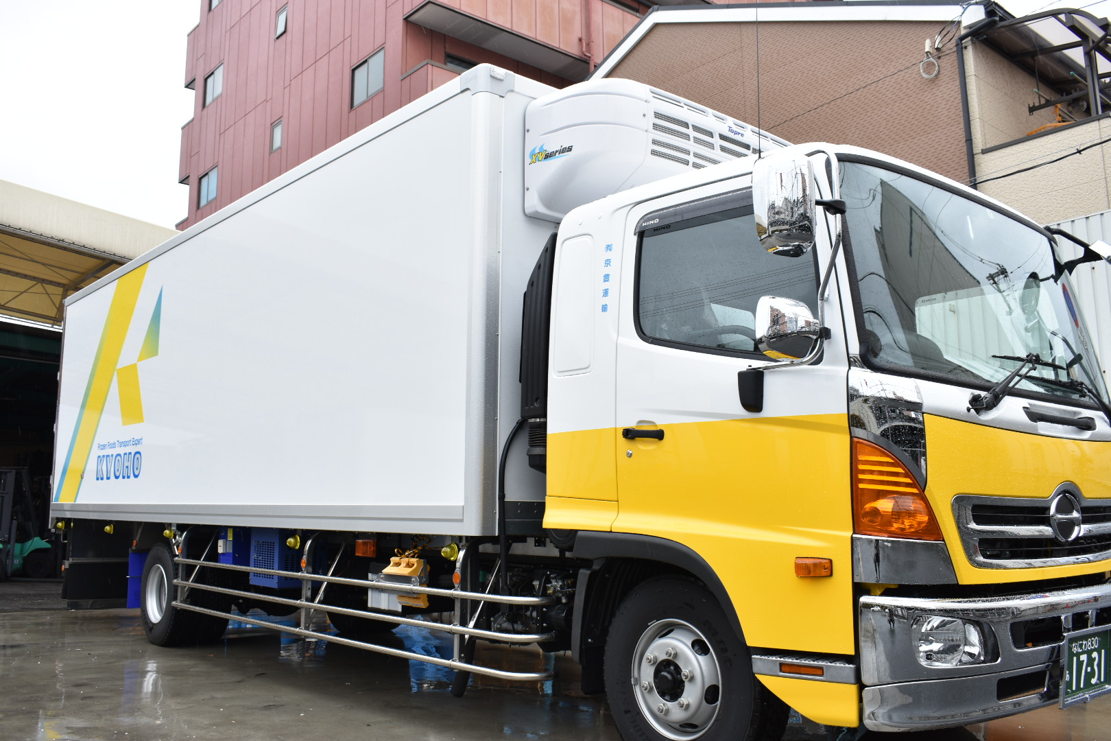 5ｔ 4ｔ車が納車しました 冷凍冷蔵の食品配送を専門とした運送会社です 大阪や神戸を中心に細かく対応いたします 株式会社京豊運輸